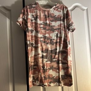 Forever 21 women’s rose gold camouflage t-shirt dress.
